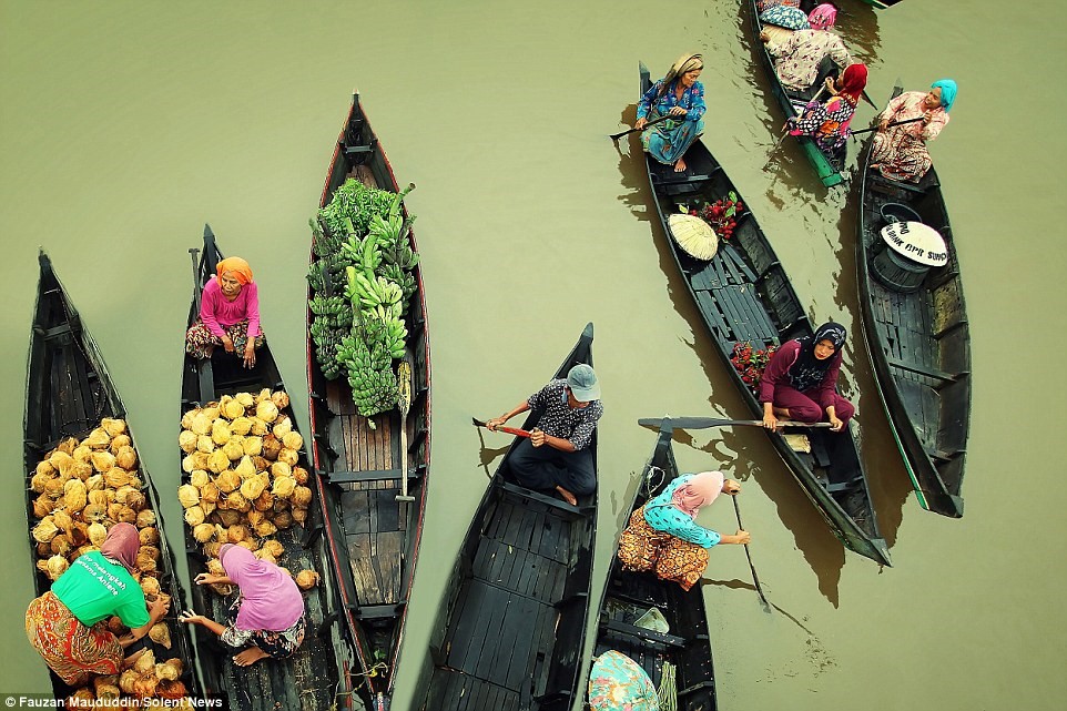 Chợ họp từ sáng sớm. Mặt hàng chính ở chợ là các loại nông sản địa phương như rau, củ, quả. Chợ họp từ sáng sớm. Mặt hàng chính ở chợ là các loại nông sản địa phương như rau, củ, quả.